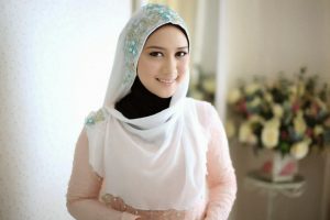 5 Cara Mencuci Jilbab Putih